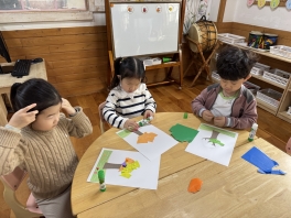 <미술놀이> 알록달록 나무 꾸미기
