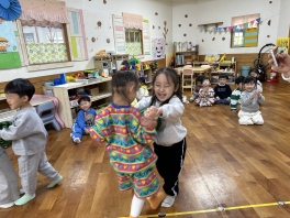 [신체]친구와 함께 공을 옮겨요